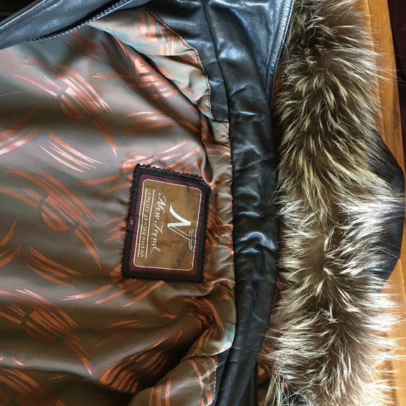 Leather winter coat with hood trimmed with real fur - Picture 5 of 11